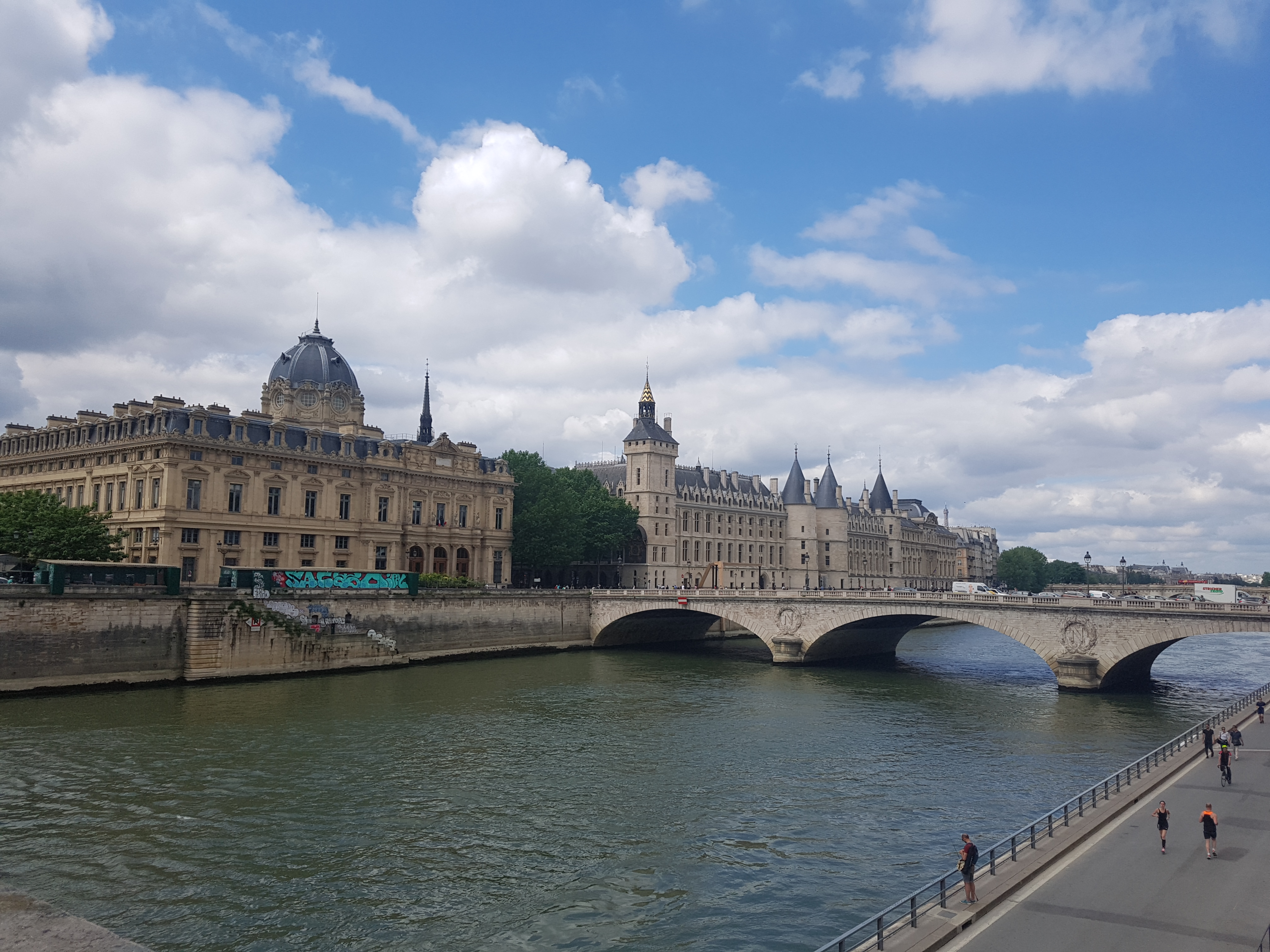 파리 센강 위, 중세 감옥 콩시에르쥬리와 우아한 다리 풍경