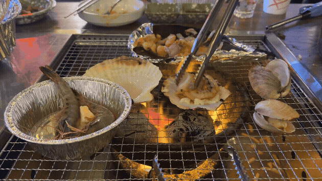 신사동 삼바리 사장님이 직접 조개를 구워주는 모습 GIF