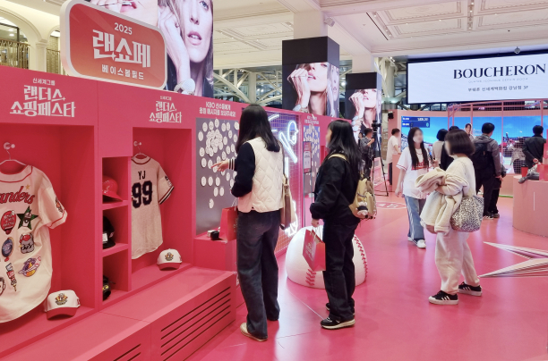 신세계백화점 강남점에서 열린 야구 팝업 랜쇼페 베이스볼 필드를 구경 중인 사람들의 모습.