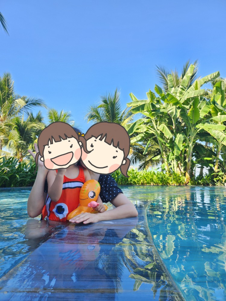 수영장의 아이와 엄마