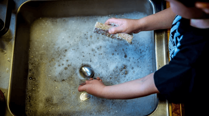 어린이가 설거지를 하고 있다