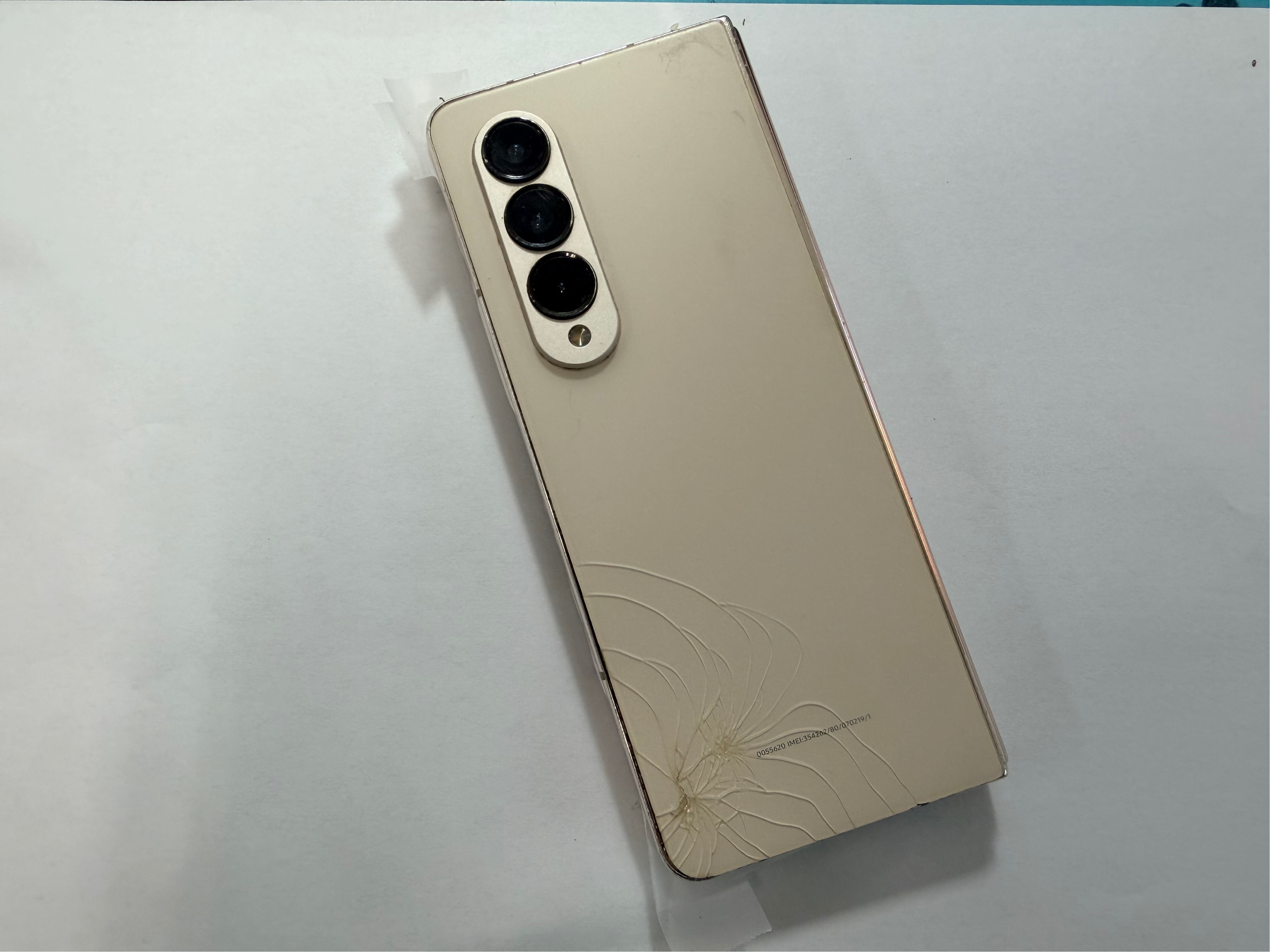 폴드4 외부 뒤판 파손된 모습