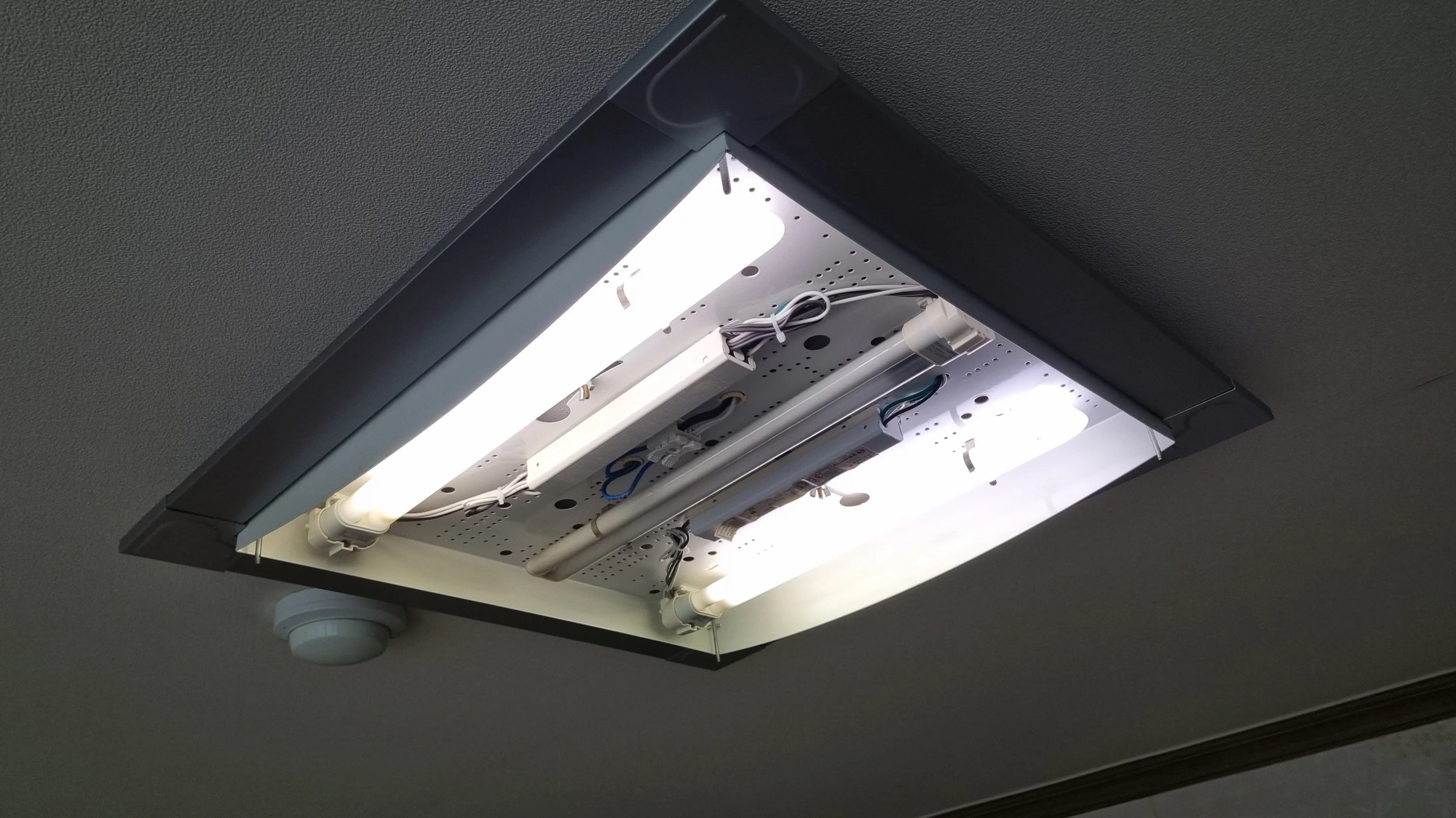 고장난 삼파장 전등