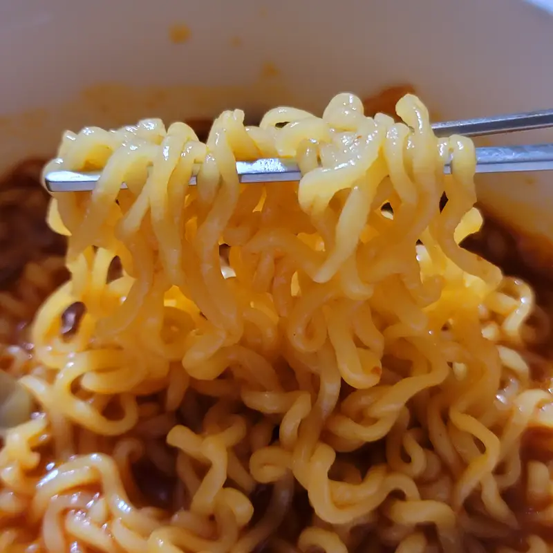 신라면-더레드-면발