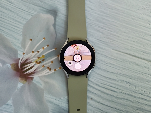 핸드폰 카메라에 비춰지는 장면이 워치4 화면에도 비추는 모습