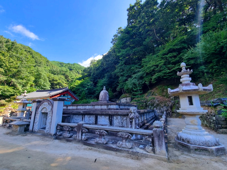 경남 하동 쌍계사: 맑은 계곡이 흐르는 지리산의 절