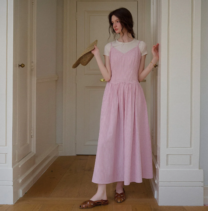 어떤 톤이든 잘 어울릴만한 원피스 코디 모습