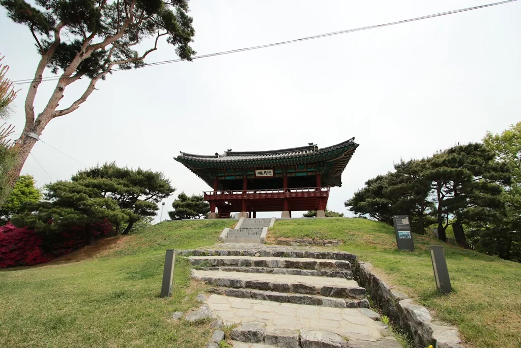 여주 여강길 1코스 초반지점 여강을 마주하는 관문, 영월루 전경 사진.