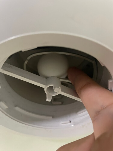 막혀있는 탁구공을 손으로 꺼내는 모습