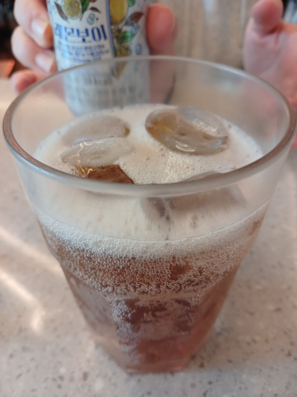 스파클링 레몬 잔에 채우다