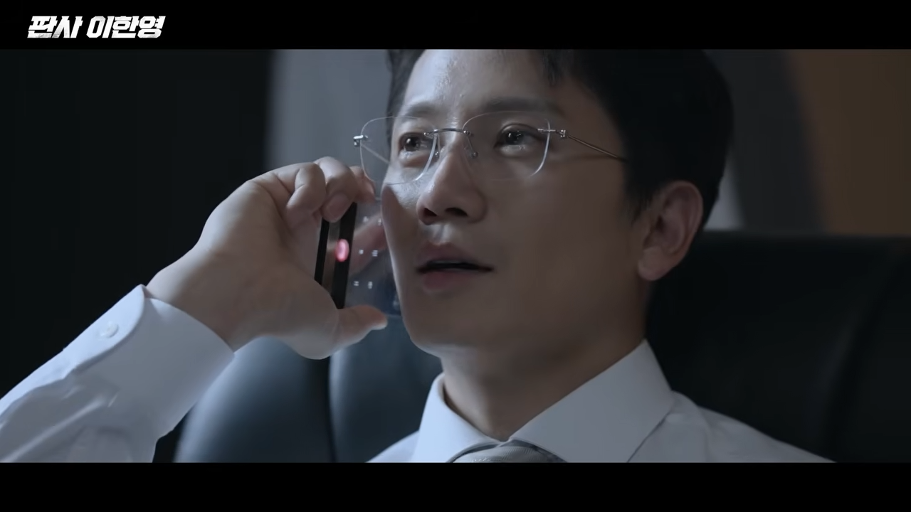 판사 이한영 투명핸드폰, 소품 하나가 만든 화제의 중심과 상징성 분석 판사 이한영 투명핸드폰, 소품 하나가 만든 화제의 중심과 상징성 분석