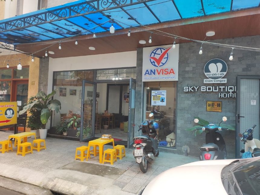 다낭 미케해변 근처 조개죽 식당 외관 및 스카이 부티크 홈스테이 간판