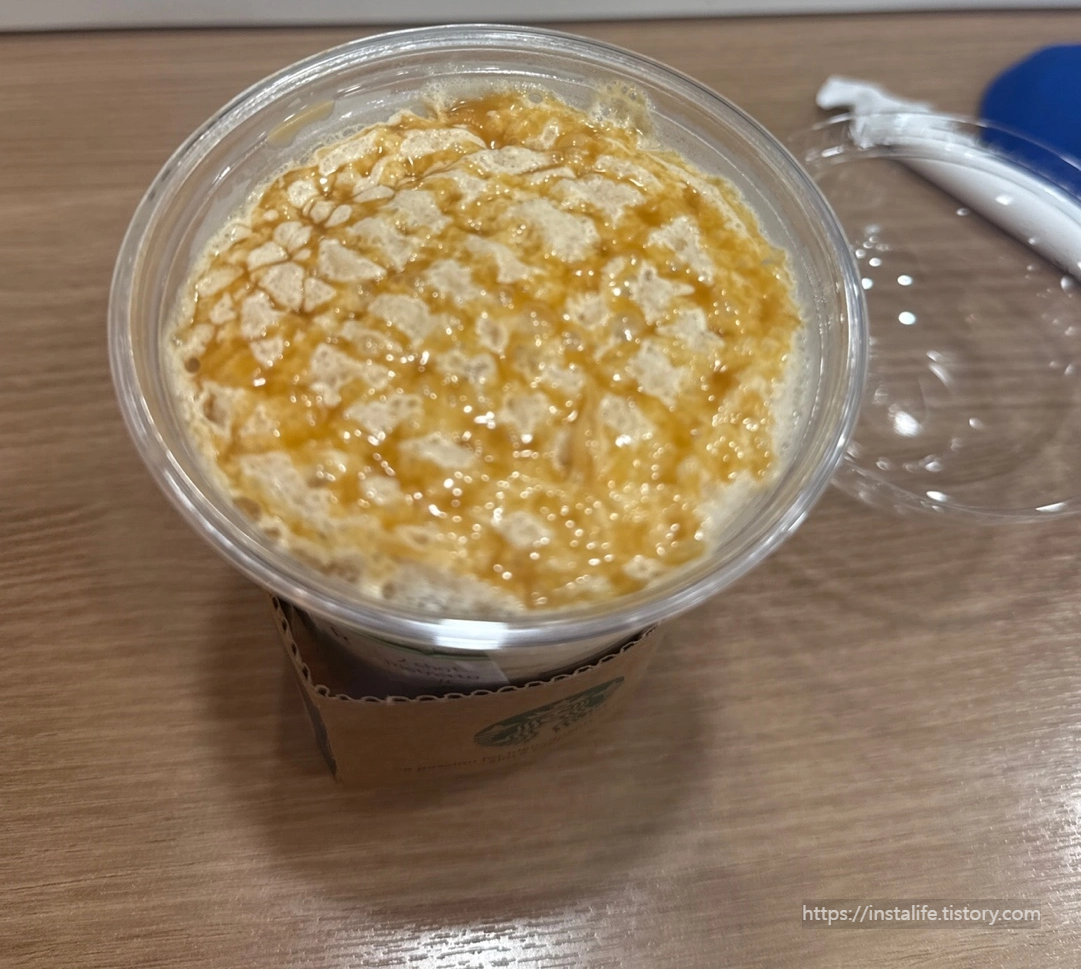 상단에는 카라멜 시럽이 뿌려져있습니다.
