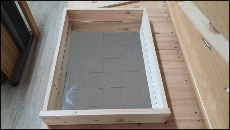 거울에-본드를-바르고-틀에-고정시키는-사진