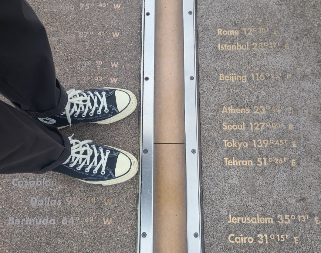 영국 그리니치 천문대를 통과하는 경도 0도 본초 자오선 모습