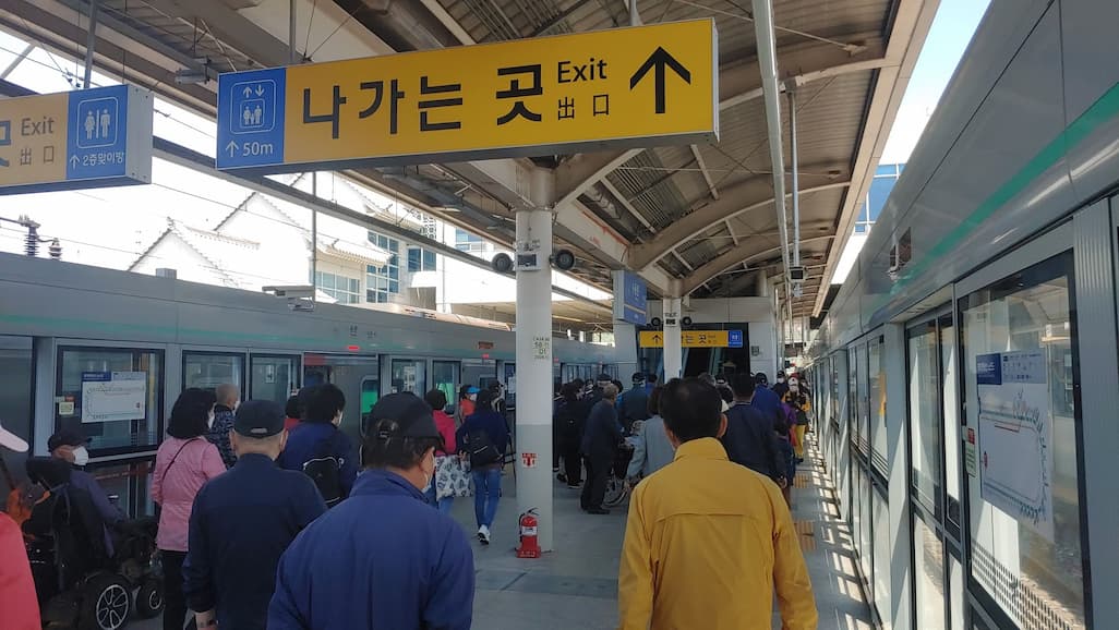 용문역의 양평 용문산 산나물 축제 인파