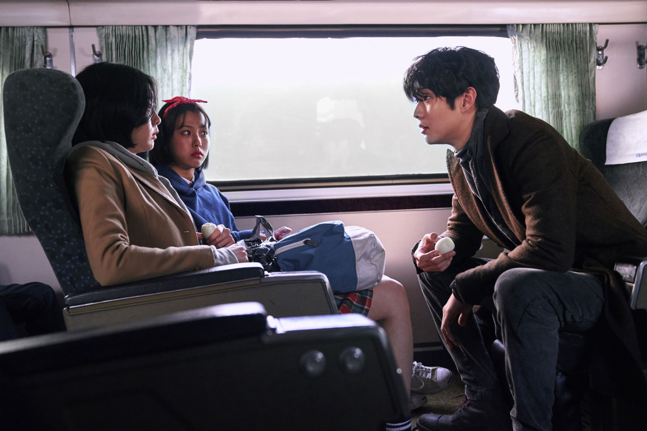 기차에서 만난 자윤과 귀공자