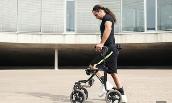 하반신 마비 환자를 위한 혁신적인 척수 임플란트 VIDEO: Surgeons insert spinal cord implant to activate paraplegic's