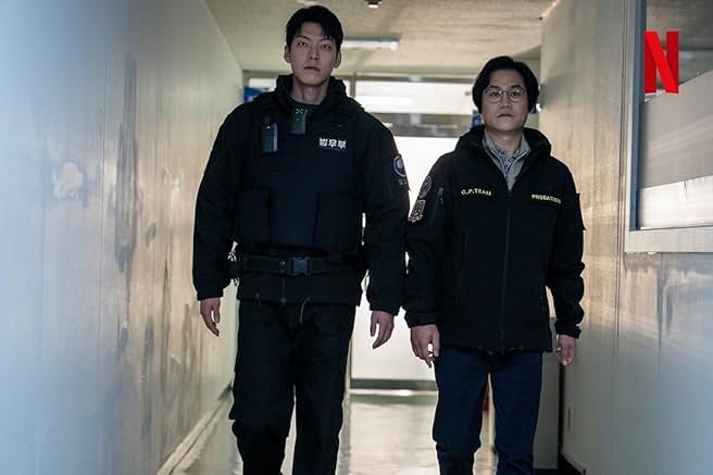 넷플릭스 영화 Officer Black Belt 의 한 장면 : 주인공인 법 집행자들의 긴장감 넘치는 출동