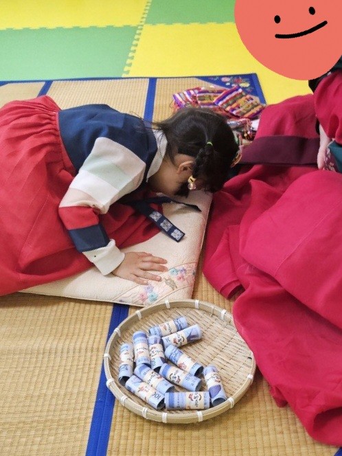 세배 연습을 하는 아이