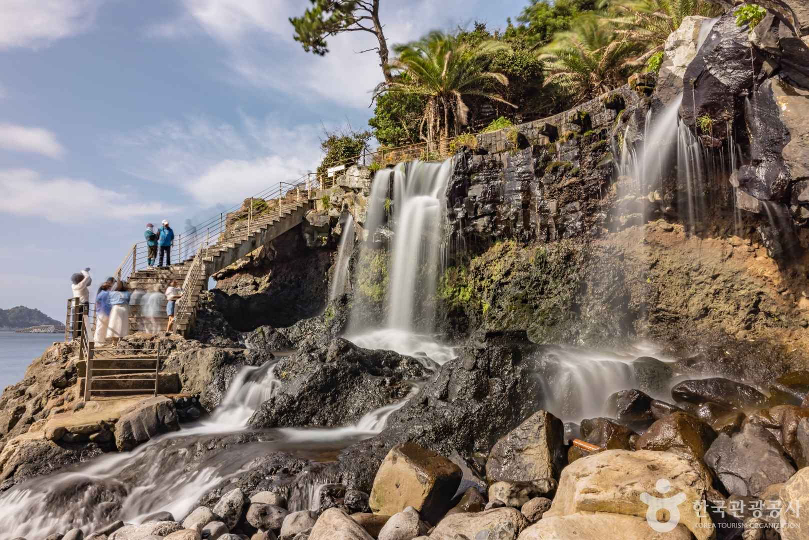 소정방폭포: 서귀포 시내 가까이 있는 작은 폭포