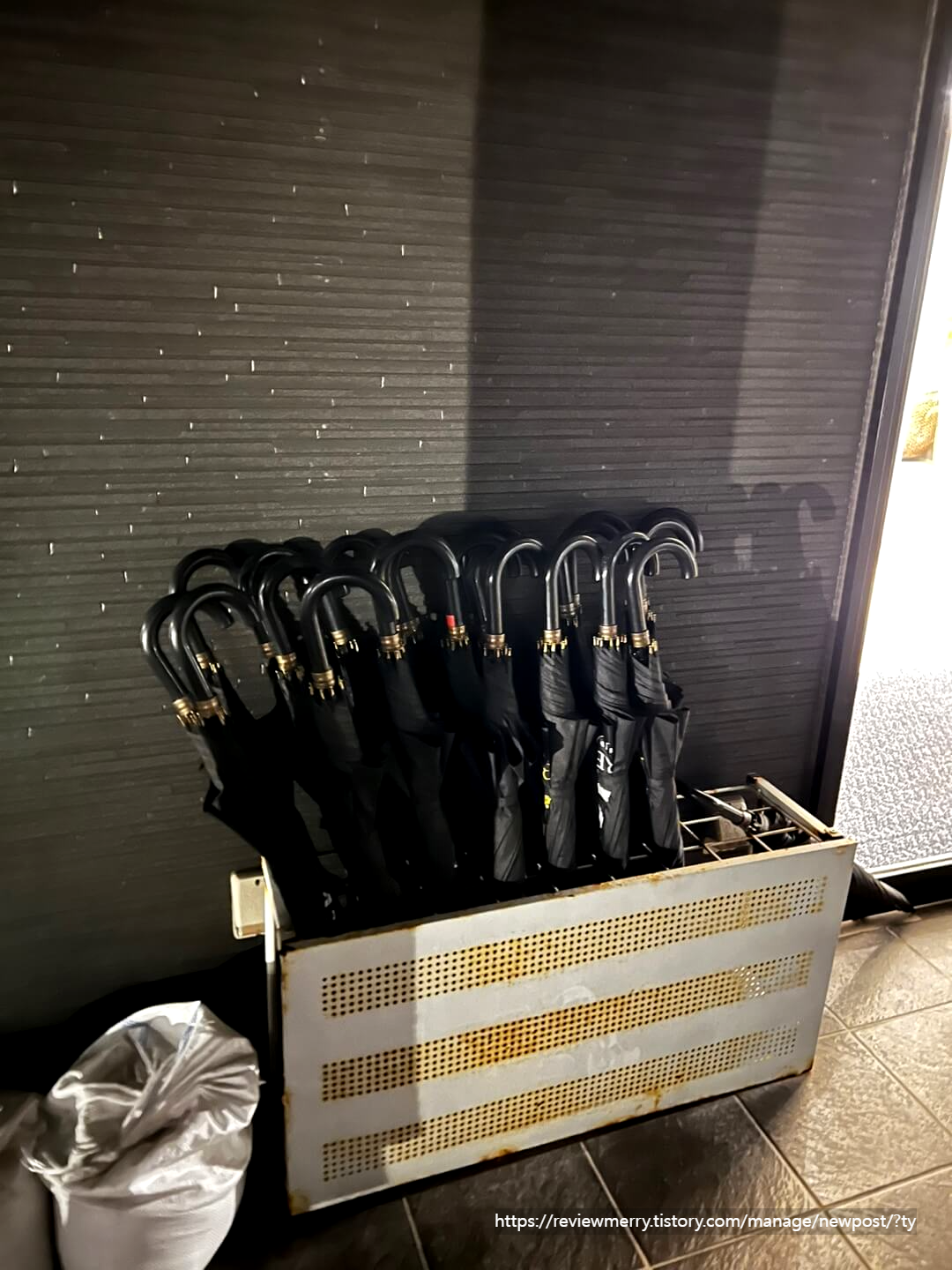 가는 길 우산 사진