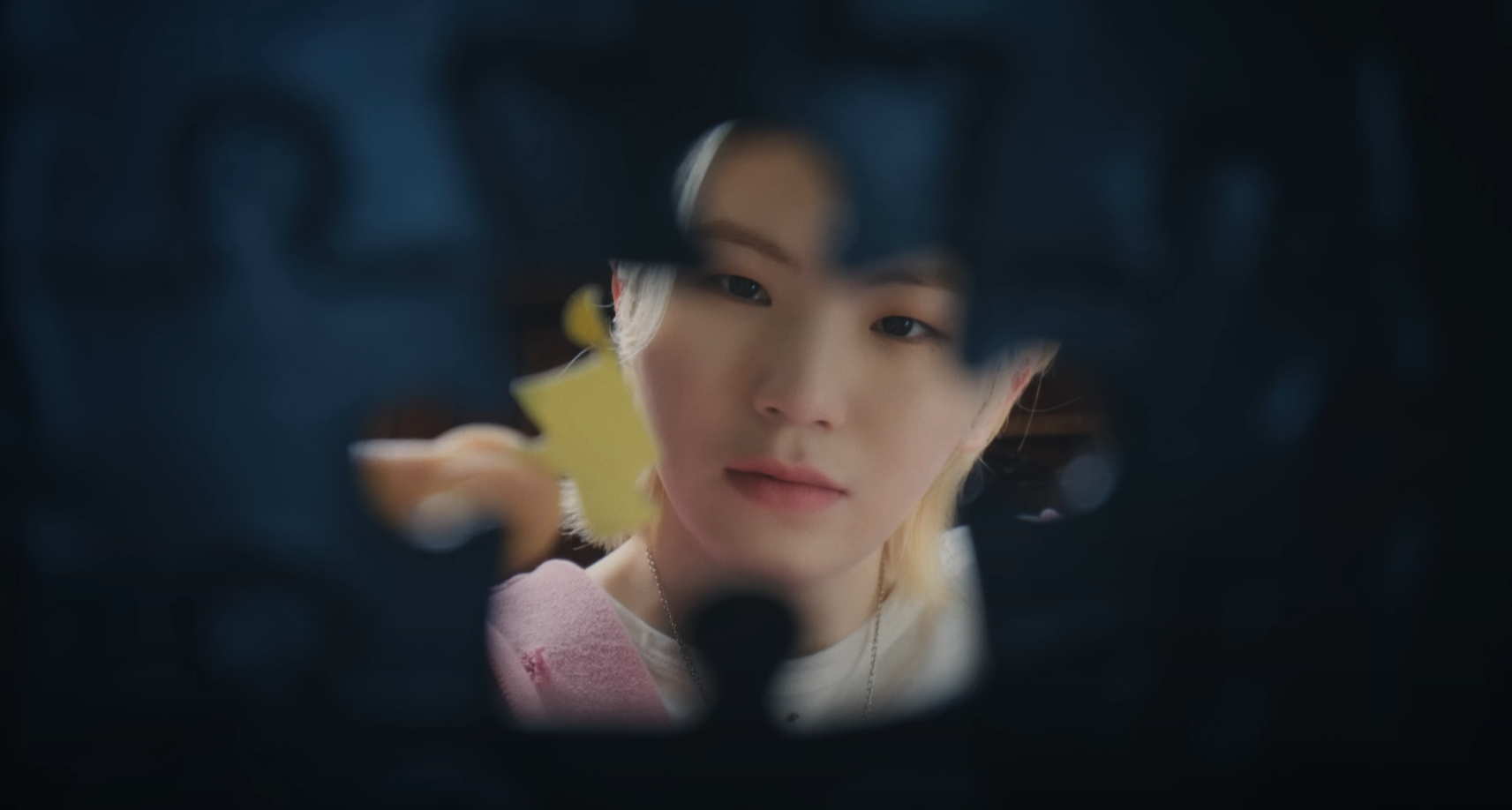 퍼즐을 완성하려 애쓰는 우지