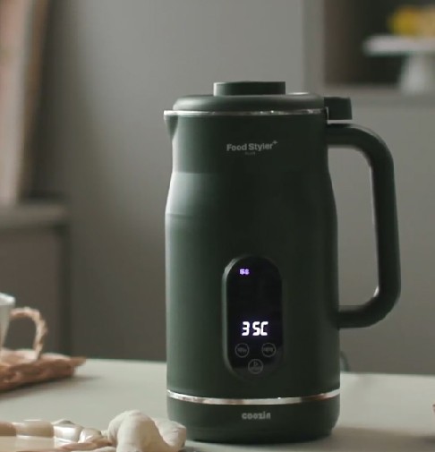 쿠진-푸드-스타일러가-테이블-위에-있는-사진입니다.