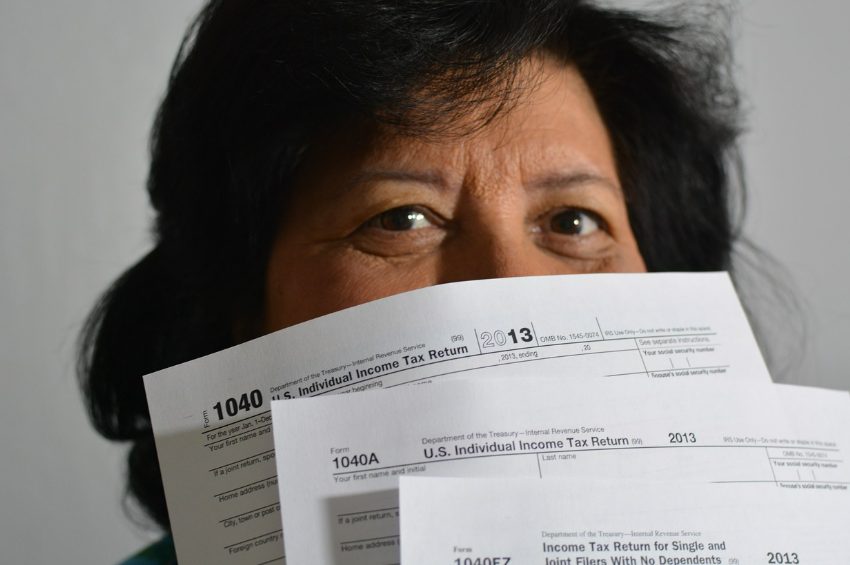 세금에 머리아파하는 자영업자 사장 이미지