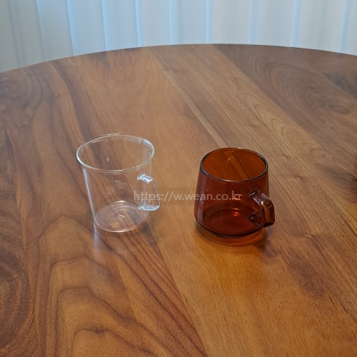 유리컵이 놓여 있어요.