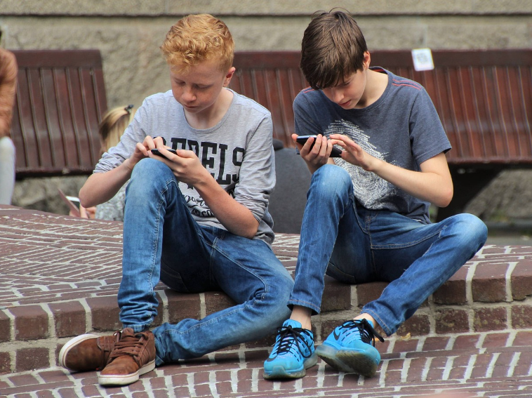 무과금모바일게임-게임하는 아이들 이미지