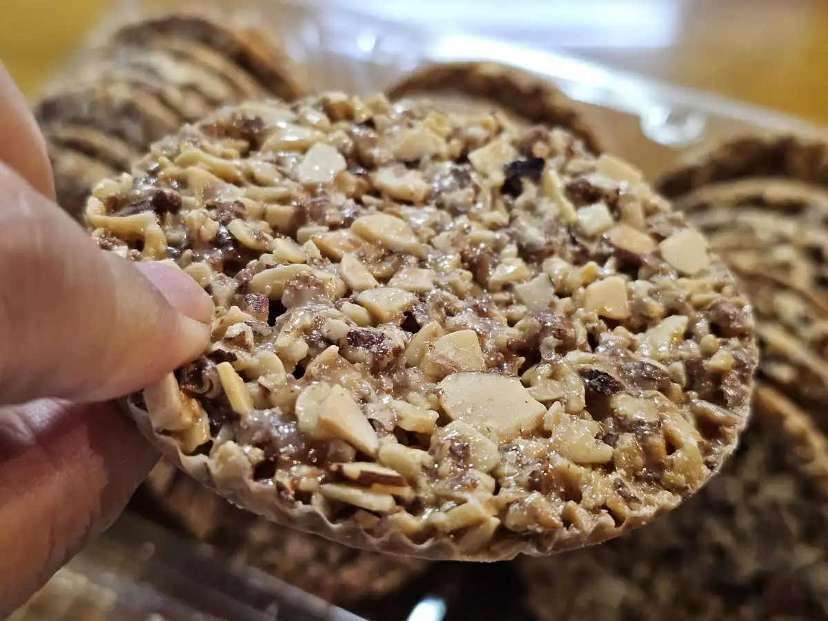 쿠키 단면 혹은 손으로 들고 있는 사진