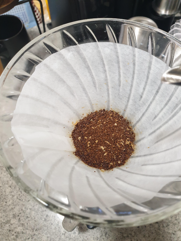 2차 푸어 전 모습으로 테두리 약 0.5cm는 물이 젖은 모습이다.