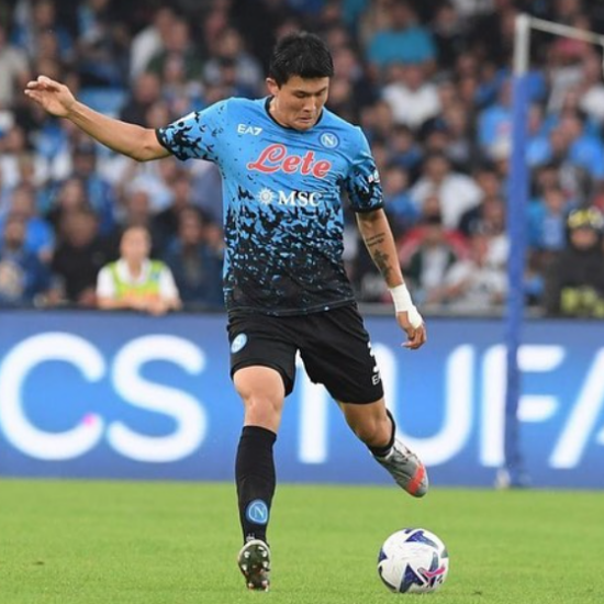 공을 차는 김민재 선수