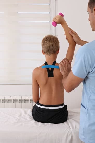 라운드 숄더 교정 운동과 스트레칭: 바른 자세로 돌아가는 방법