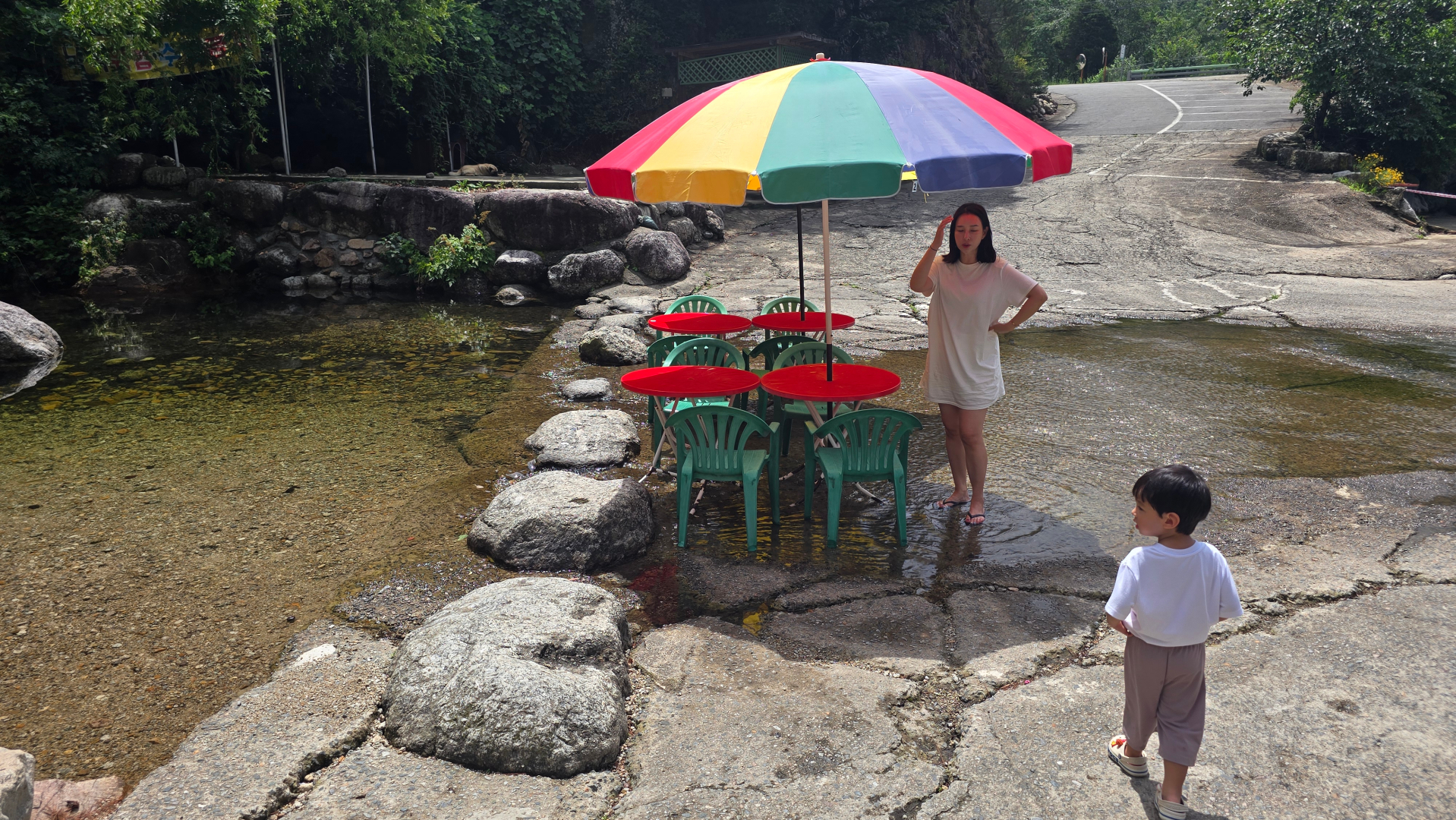 양양 물레방아 식당 명당 자리 사진 발아래 물이 흐른다