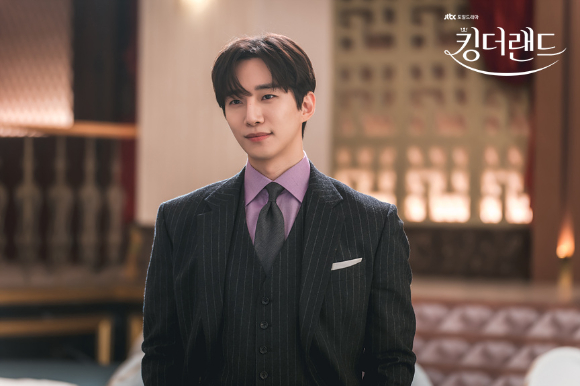 '킹더랜드' 이준호가 구원 역을 맡아 열연을 펼치고 있다. [사진=앤피오엔터테인먼트, 바이포엠스튜디오, SLL]