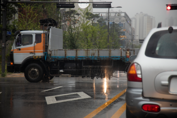 도로 위의 위험 요소와 운전자가 예방할 수 있는 방법