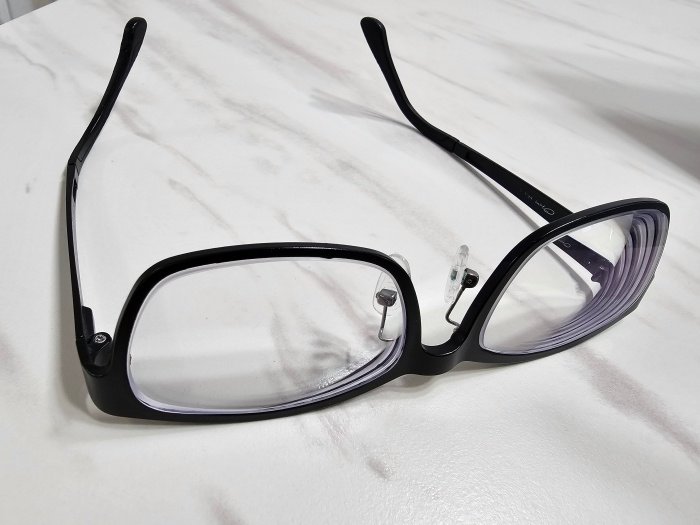 테이블위에-놓여있는-검은안경테