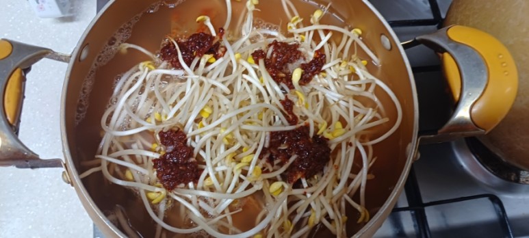 육수 붓기