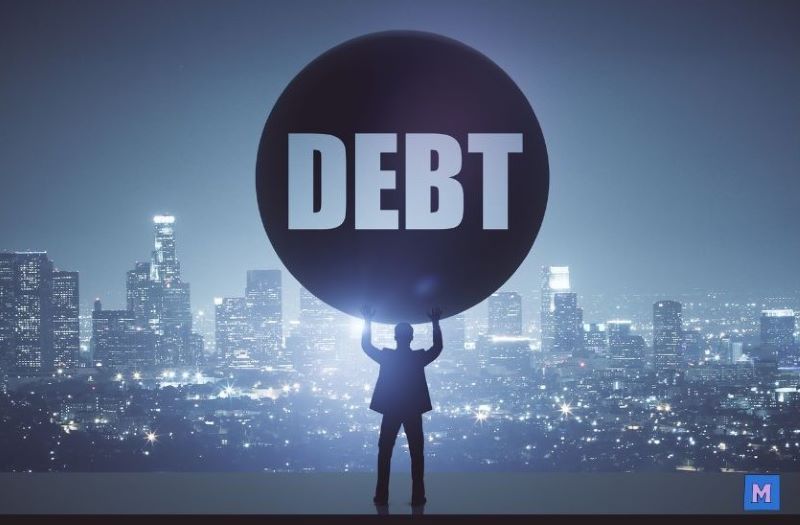 DEBT 글자가 적힌 무거운 공을 들고 있는 사람 실루엣 - 채무 부담과 빚 문제를 상징하는 이미지 via canva