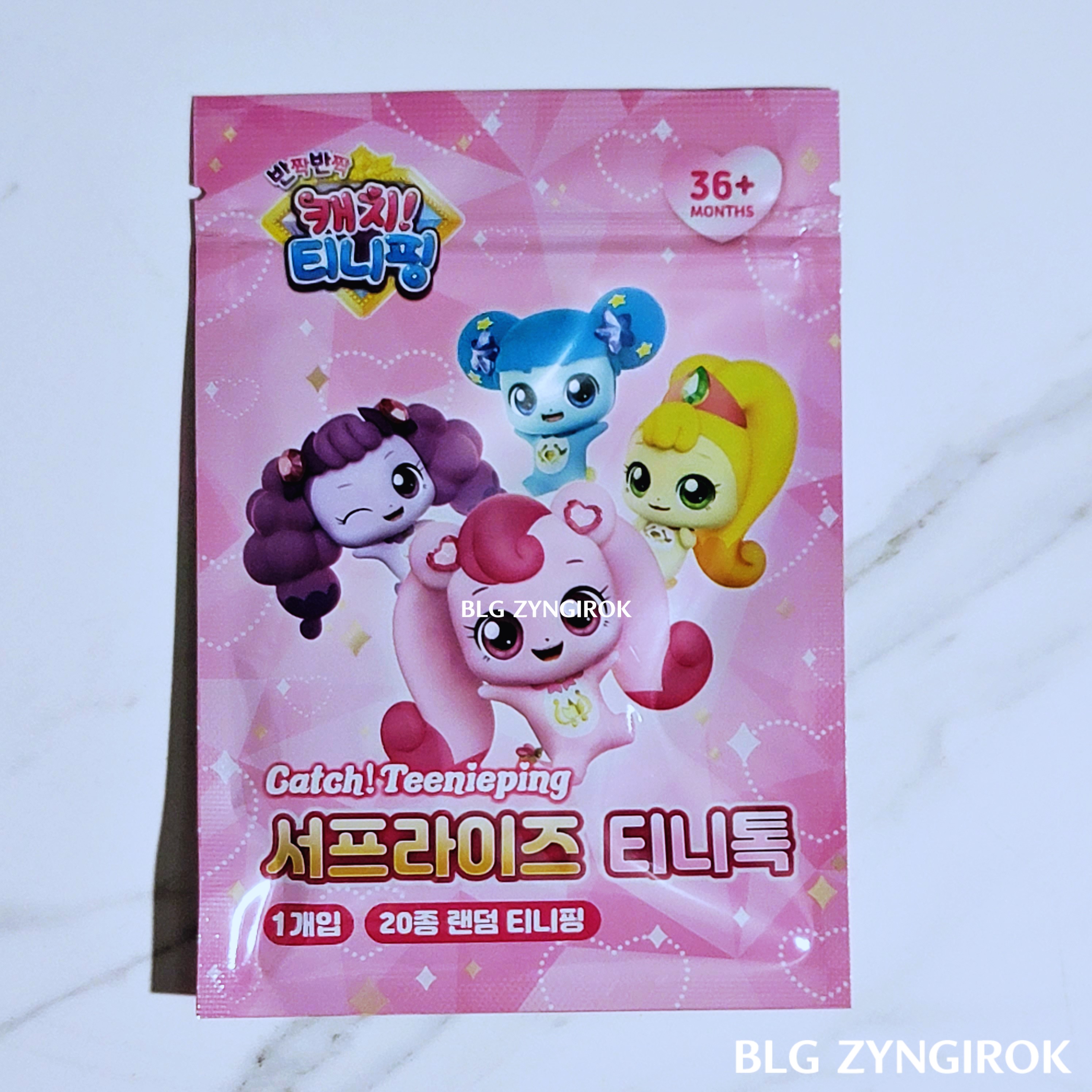 서프라이즈 티니톡 봉투가 하나 테이블위에 놓여있다.