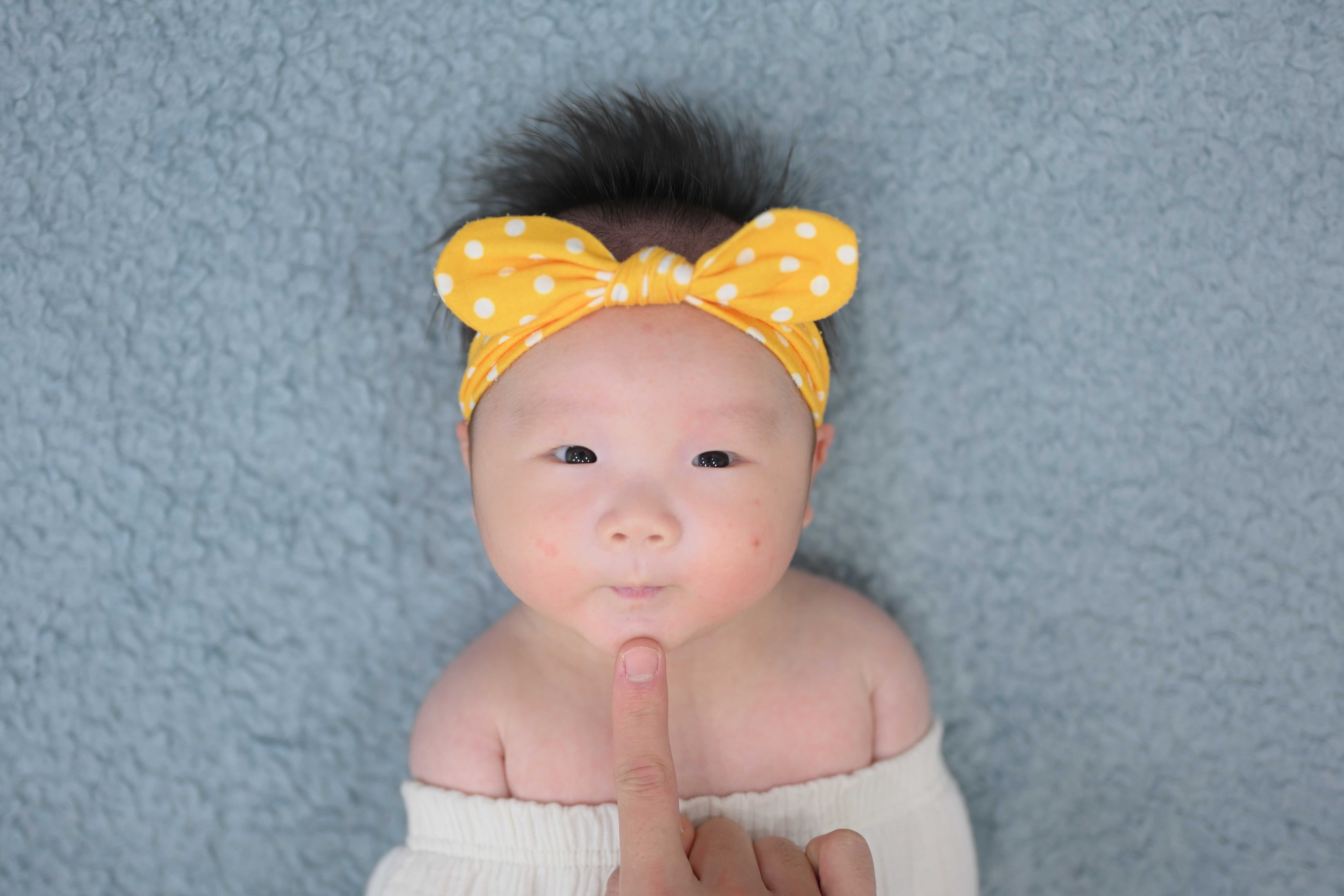 귀엽고 사랑스러운 표정을 짓고 있는 50일 때의 찬솔이