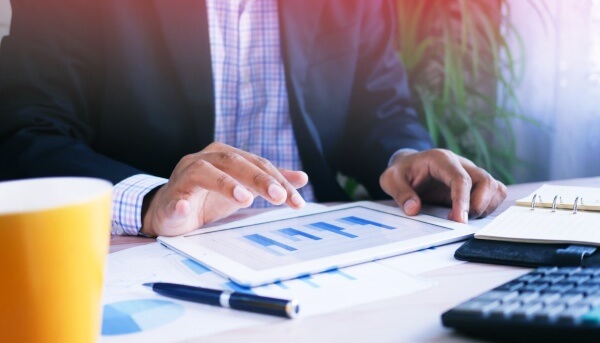 테블릿PC-사용하는-사람