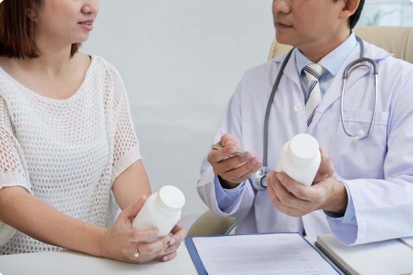 약을 들고 의사와 상담하는 환자