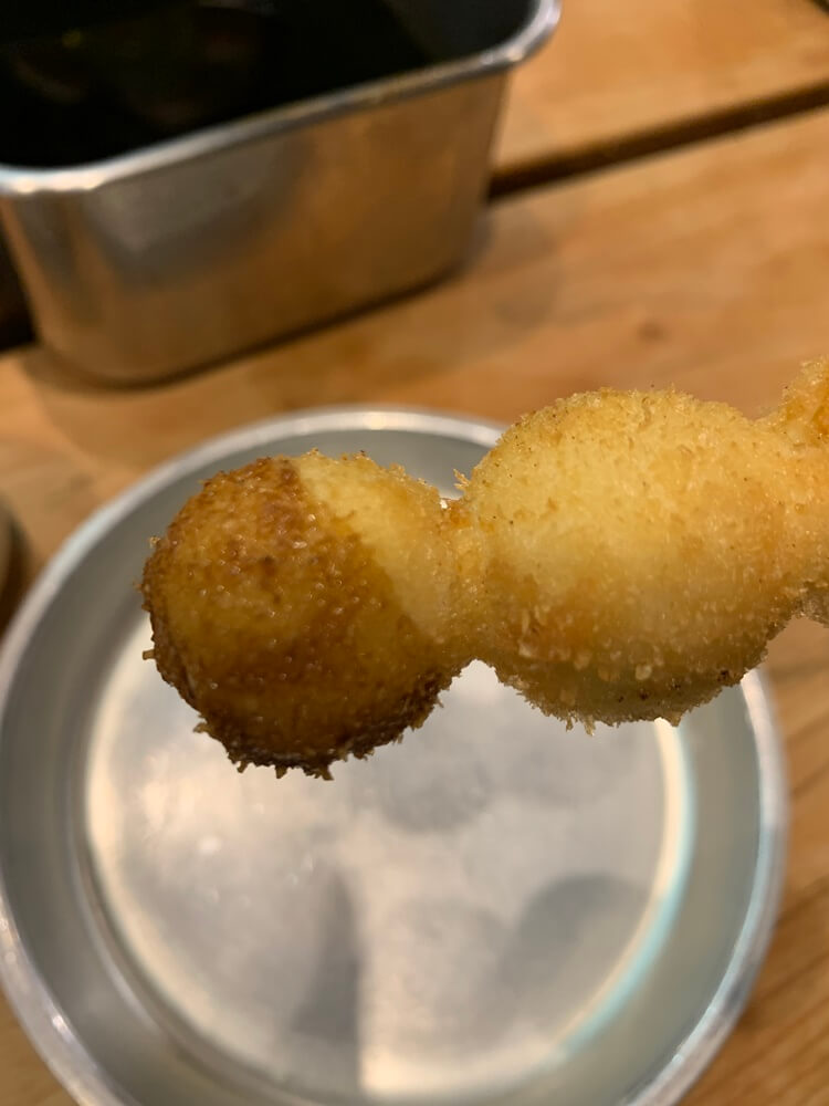 소스에 담근 메추리알 꼬치