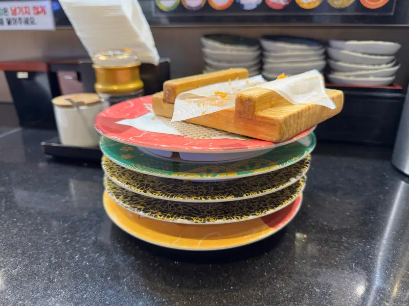 다 먹은 초밥 다섯 접시 사진