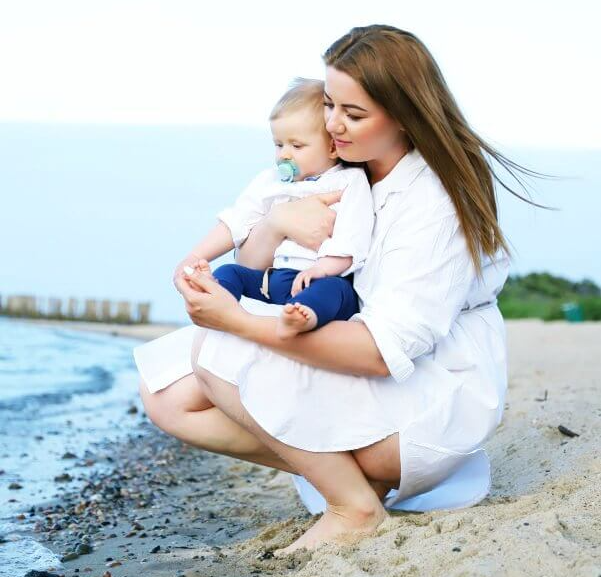 해변가-에서-아기를-안고있는-엄마