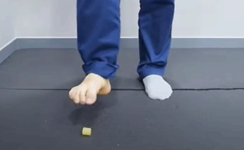 발가락으로 공기알 쥐기 운동 이미지사진