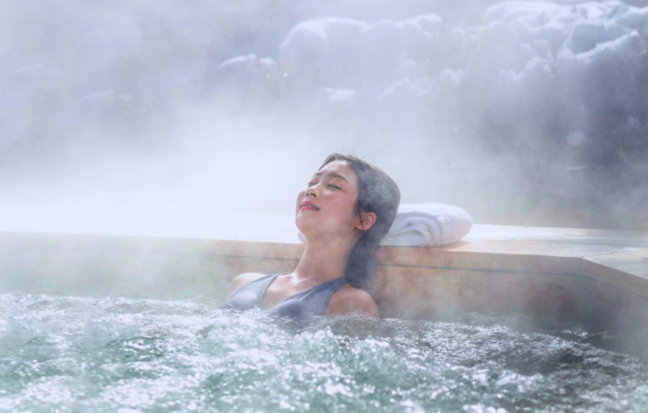 온천을 즐기는여성사진